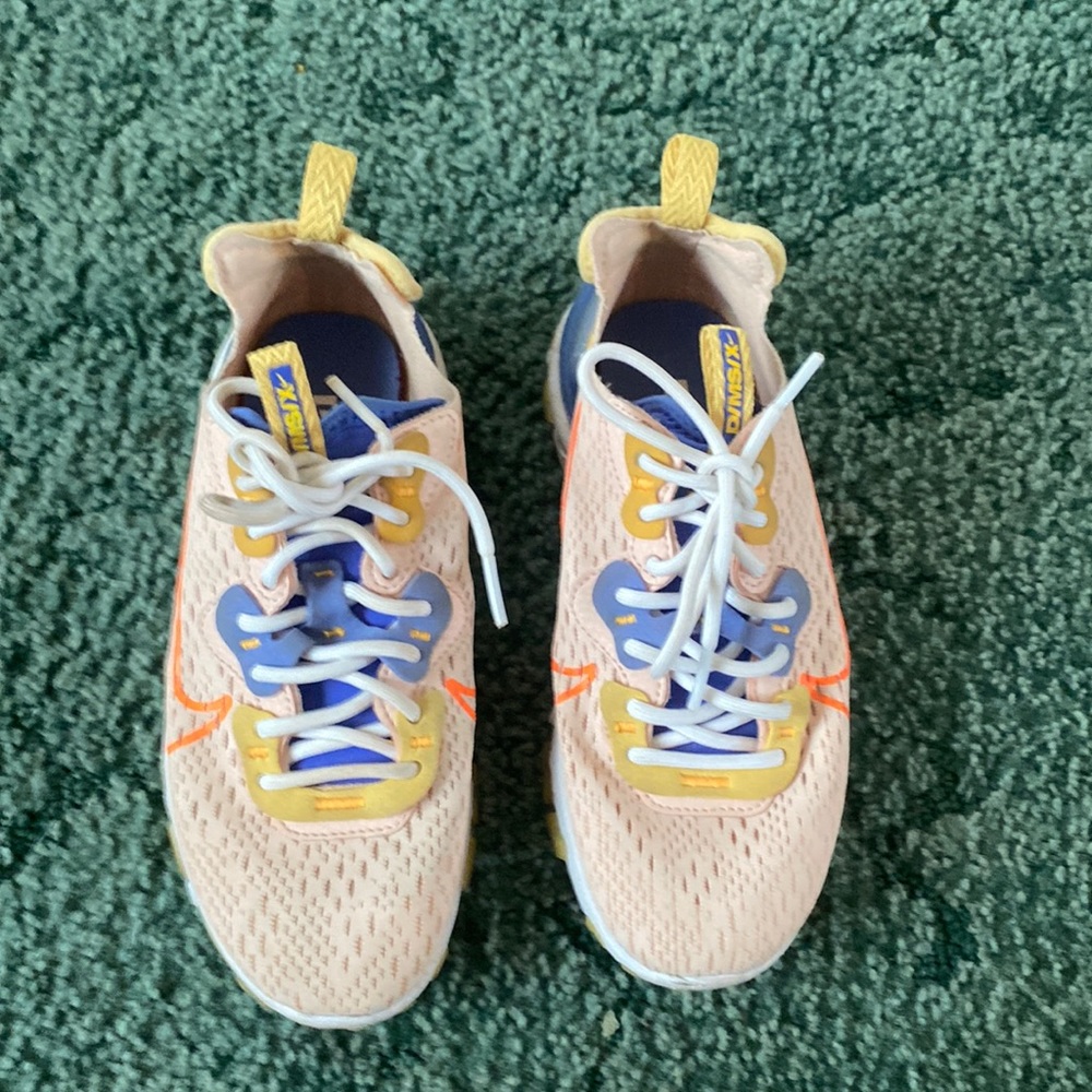 Nike DIMSIX Size 5